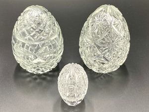 lot 48 image: Three Beautiful Glass Egg Figurines