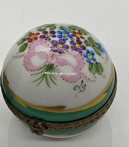 lot 43 image: Two Peint Limoges Trinket Boxes
