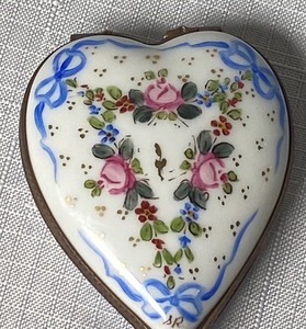 lot 44 image: Heart Shaped Limoges Trinket Box