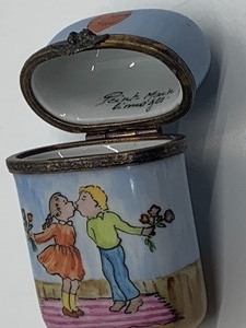 lot 238 image: Peint Main Limoges Trinket Box I Love You