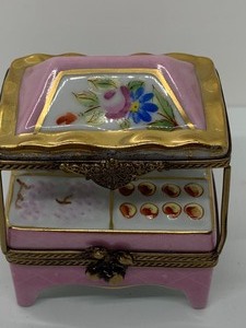 lot 270 image: Limoges Peint Main Trinket Box