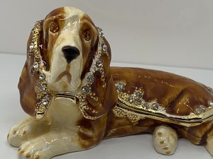 lot 262 image: Bejeweled Bassett Hound Trinket Box