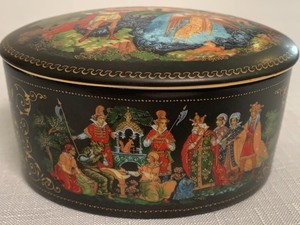 lot 252 image: Painted Russian Covered Ceramic Trinket Box