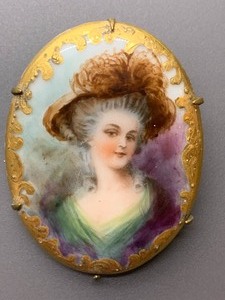 lot 258 image: Beautiful Hand Painted Vintage Brooch