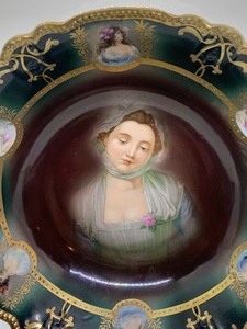 lot 194 image: Vintage Portrait Painted Dish