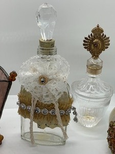 lot 190 image: Decorative Vanity Items
