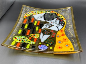 lot 185 image: Beautifully Detailed Art Glass Platter of The Kiss