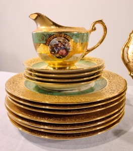 lot 51 image: Le Mieux Gold Painted Dish Set