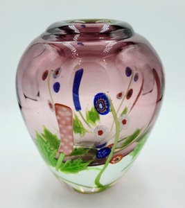 lot 90 image: Small Art Glass Vase