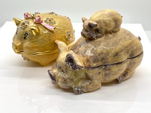 lot 286 image: Two Pig Figurine Trinket Boxes