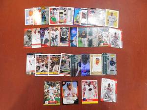 lot 115 image: (33) David Ortiz Cards HOFer LK