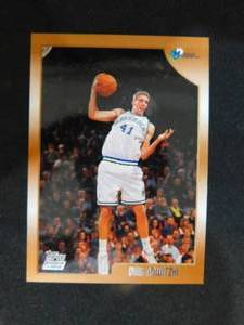 lot 36 image: 1998-99 Topps Dirk Nowitzki Rookie Card #154 LK