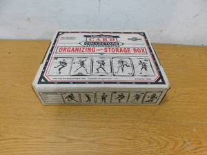 lot 250 image: 3200 count of assorted sports cards