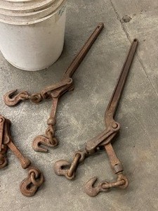 lot 22 image: Lot Of (7) 38 Chain Binders