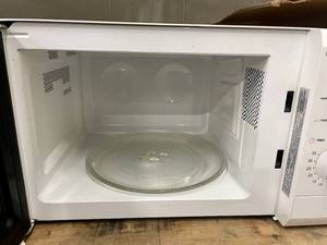 lot 19 image: Daewoo White Countertop Microwave