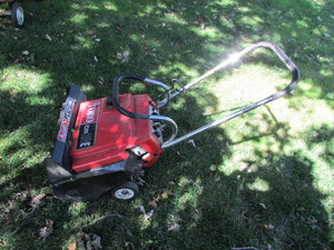 lot 2 image: Toro Snow Thrower