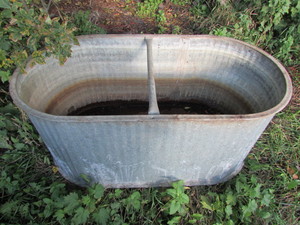 lot 33 image: 100 Gallon Stock Tank