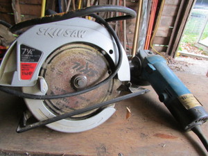 lot 44 image: Skilsaw and Angle Grinder