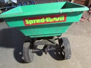 lot 52 image: Fertilizer Spreader