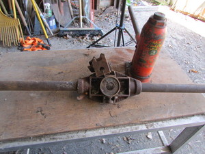 lot 64 image: Pipe Threader and Bottle Jack