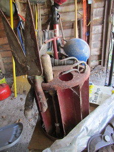 lot 65 image: Yard and Garden Lot