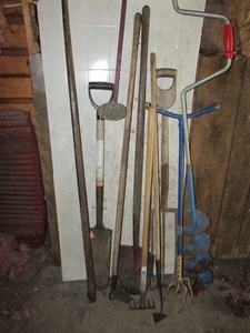 lot 66 image: Yard Hand Tools