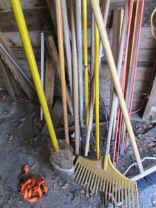 lot 67 image: Lawn and Garden Items