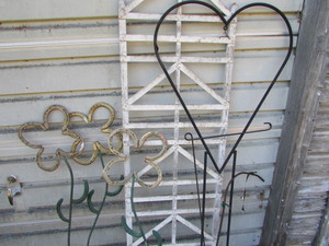 lot 73 image: Garden Decor