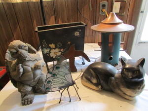lot 77 image: Decor