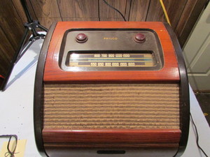 lot 85 image: Vintage RadioPhonograph