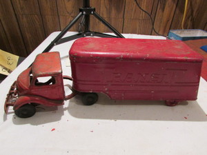 lot 99 image: Metal Tractor Trailer