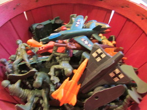 lot 111 image: Vintage Plastic Army Men
