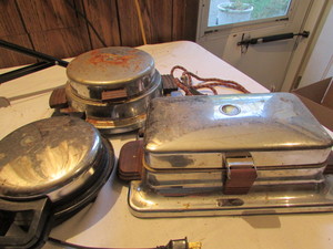 lot 135 image: Small Vintage Appliances