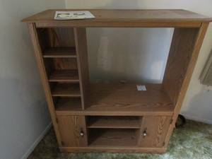 lot 142 image: Entertainment Center