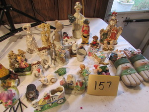 lot 157 image: Small Collectable Decor