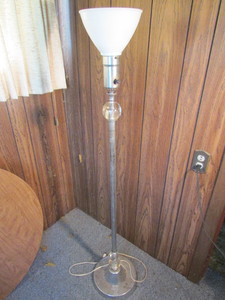lot 171 image: Pedestal Lamp