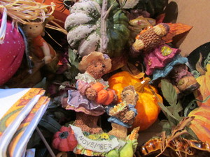 lot 186 image: Holiday Decor