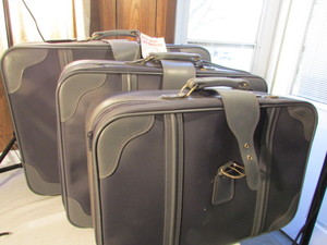 lot 199 image: Luggage Set