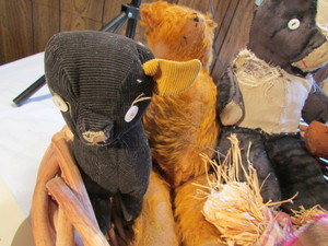 lot 214 image: Stuffed Animals