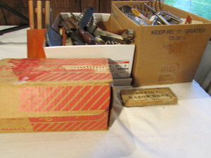 lot 221 image: Kitchen Utensil Lot