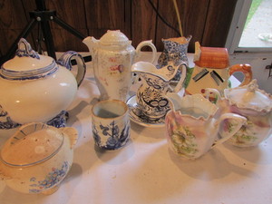lot 239 image: Beverage Decor