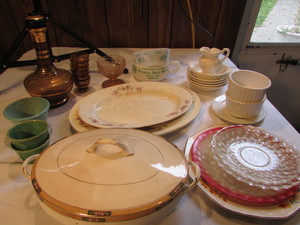 lot 244 image: Dinnerware Decor