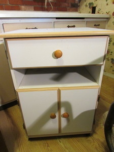 lot 273 image: Small Appliance Stand