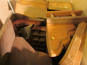 lot 298 image: Vintage Wood and Ceramic Decor