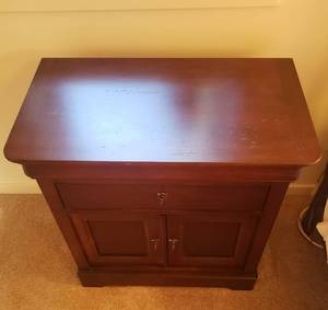 lot 40 image: Handsome Mount Airy Furniture Co. Nightstand