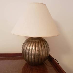 lot 22 image: Metal Ribbed Melon Table Lamp