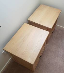 lot 36 image: Natural Finish Furniture Nightstands