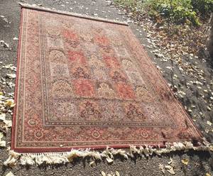 lot 11 image: Beautiful Couristan Wool Area Rug  6.5 x 10