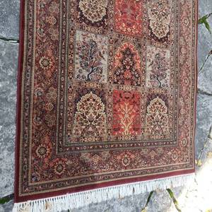lot 32 image: Beautiful Couristan 100% Wool Area Rug  5.5 x 8