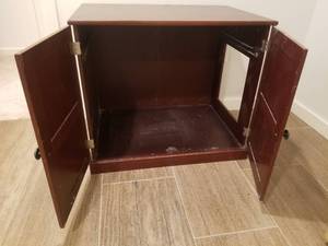 lot 77 image: Luxurious Wood Cat Box